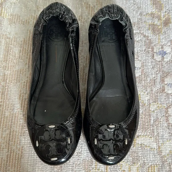 Tory Burch Black Patent Leather Classic Logo Flats Size 6.5 - Picture 1 of 7